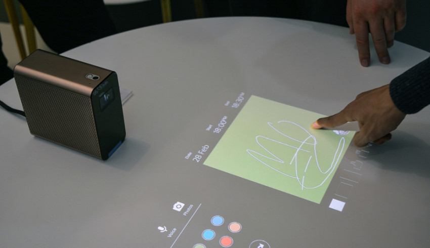 နံရံ၊ စားပွဲ စတဲ့ မျက်နှာပြင်တိုင်းကို Touchscreen အဖြစ် ပြောင်းလဲပေးနိုင်တဲ့ Sony Xperia Touch ပရိုဂျက်တာ ထွက်ရှိလာ