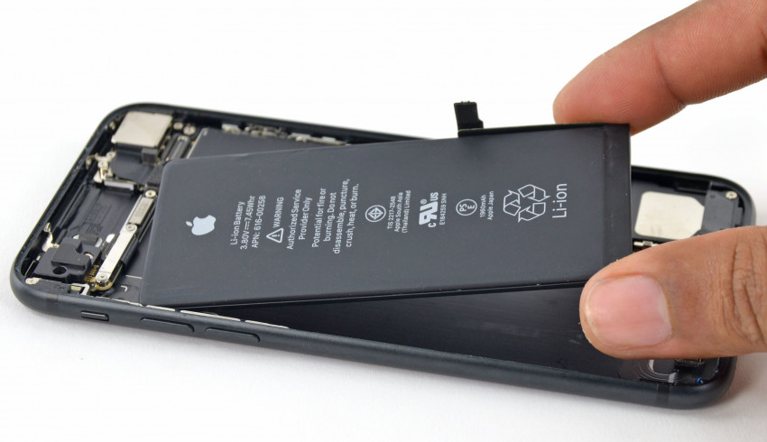 iPhone မော်ဒယ်အဟောင်းတွေအတွက် Battery Capacity ၈၀% ရှိနေသေးတယ် ဆိုရင်တောင် အသစ်လဲလှယ်ပေးသွားမယ့် Apple