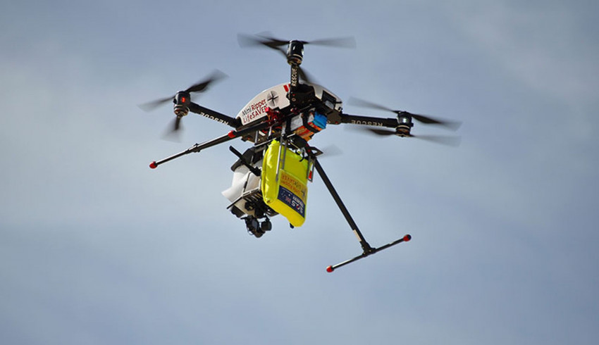 သြစတေးလျနိုင်ငံက ကမ်းခြေတစ်ခုမှာ လှိုင်းကြမ်းတွေထဲ မျောပါနေခဲ့တဲ့ လူငယ်နှစ်ဦးကို Drone ဖြင့် ကယ်ဆယ်နိုင်ခဲ့