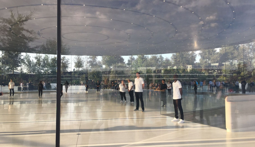 Apple Park က ဝန်ထမ်းတွေဟာ မှန်နံရံတွေနဲ့ တံခါးတွေကို အမြဲတမ်း ဝင်တိုက်မိနေတာကြောင့် လမ်းပြဝန်ဆောင်မှုပါ ထားပေးနေရတဲ့ Apple
