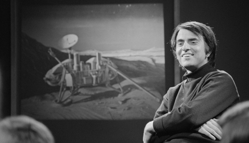 စကြဝဠာဗေဒပညာရှင်ကြီး Carl Sagan ရဲ့ နောက်ခံစကားပြောနဲ့ “Earth” ဆိုတဲ့ Shot on iPhone ကြော်ငြာဗီဒီယိုသစ်